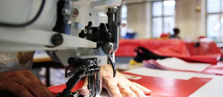 AuftragArbeit in unserere Schneiderei nähen wir für Sie nahezu alles, was unter unsere Nähmaschinen passt.