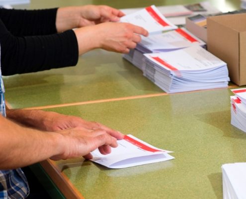 AuftragArbeit in der Verpackung  stellen wir für Sie Ihre Artikel nach Ihren Wünschen zusammen.
