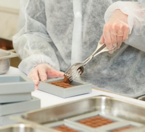 AuftragArbeit in der Konfektionierung verpacken wir auch Lebensmitteln für Sie.