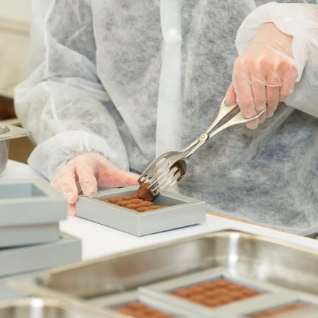 AuftragArbeit in der Konfektionierung verpacken wir auch Lebensmitteln für Sie.
