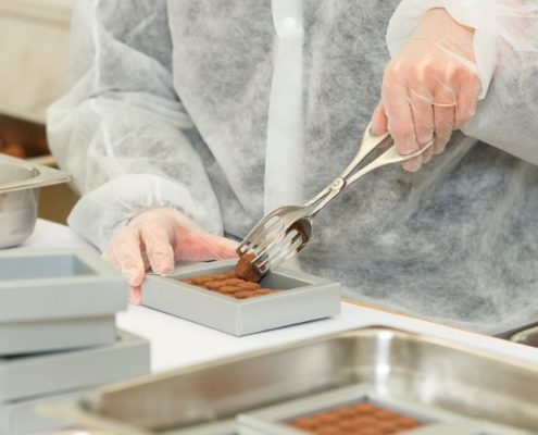 AuftragArbeit in der Konfektionierung verpacken wir auch Lebensmitteln für Sie.