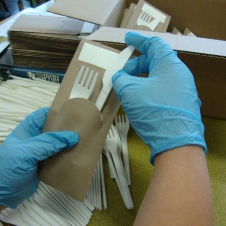 AuftragArbeit gerne übernehmen wir Vor-Ort-Einsätze wie zum Beispiel das Einpacken der Bestecke für ein bevorstehendes Fest.