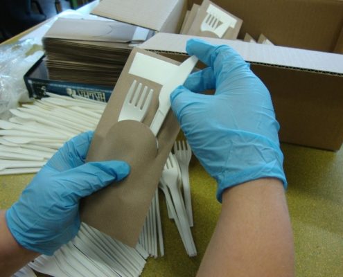 AuftragArbeit gerne übernehmen wir Vor-Ort-Einsätze wie zum Beispiel das Einpacken der Bestecke für ein bevorstehendes Fest.