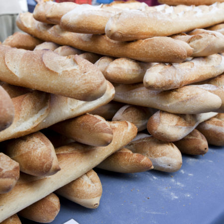 AuftragArbeit in unseren Bäckereien stellen wir Leckereien für die Gastronomie und den Detailhandel her.