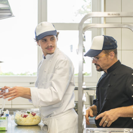 AuftragArbeit bei uns arbeiten Menschen mit Beeinträchtigung sowohl im Cateringservice als auch in der Küche.