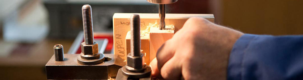 AuftragArbeit zu unserem Angebot gehören allgemeine Schreinerarbeiten, aber auch Reparatur- und Unterhaltsarbeiten.