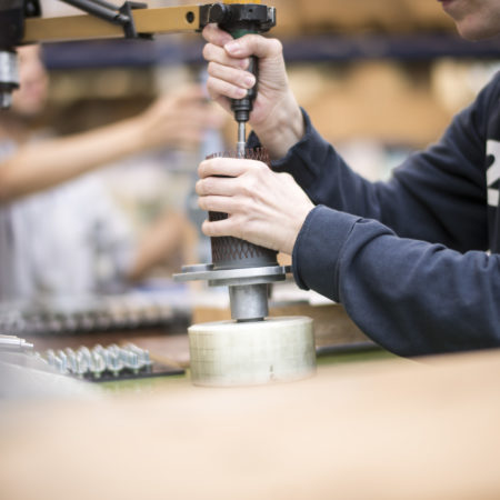 AuftragArbeit montiert diverse Baugruppen zusammen.