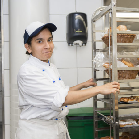 AuftragArbeit auf Wunsch realisieren unsere hauseigenen Bäckereien auch klassische und mehrstöckige Hochzeitstorten für Ihren Cateringservice.