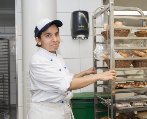 AuftragArbeit auf Wunsch realisieren unsere hauseigenen Bäckereien auch klassische und mehrstöckige Hochzeitstorten für Ihren Cateringservice.
