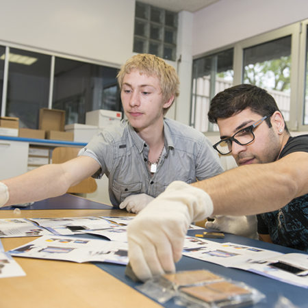 AuftragArbeit wir verpacken und stellen unterschiedliche Artikel nach Ihren Wünschen zusammen.