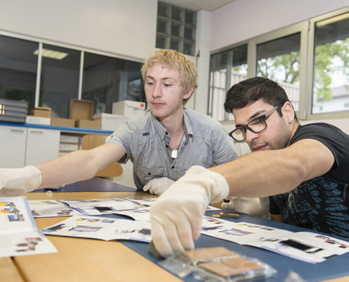AuftragArbeit wir verpacken und stellen unterschiedliche Artikel nach Ihren Wünschen zusammen.
