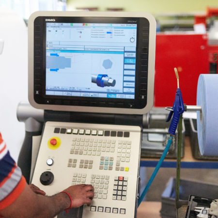 AuftragArbeit unsere Werkstätten führen elektrotechnische Montagearbeiten durch.