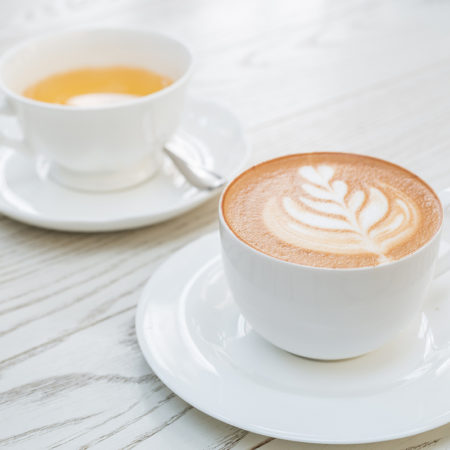 AuftragArbeit täglich servieren wir verschiedene Teesorten und frisch gebrühten Kaffee.