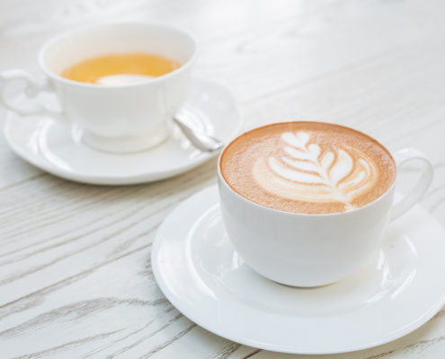 AuftragArbeit täglich servieren wir verschiedene Teesorten und frisch gebrühten Kaffee.